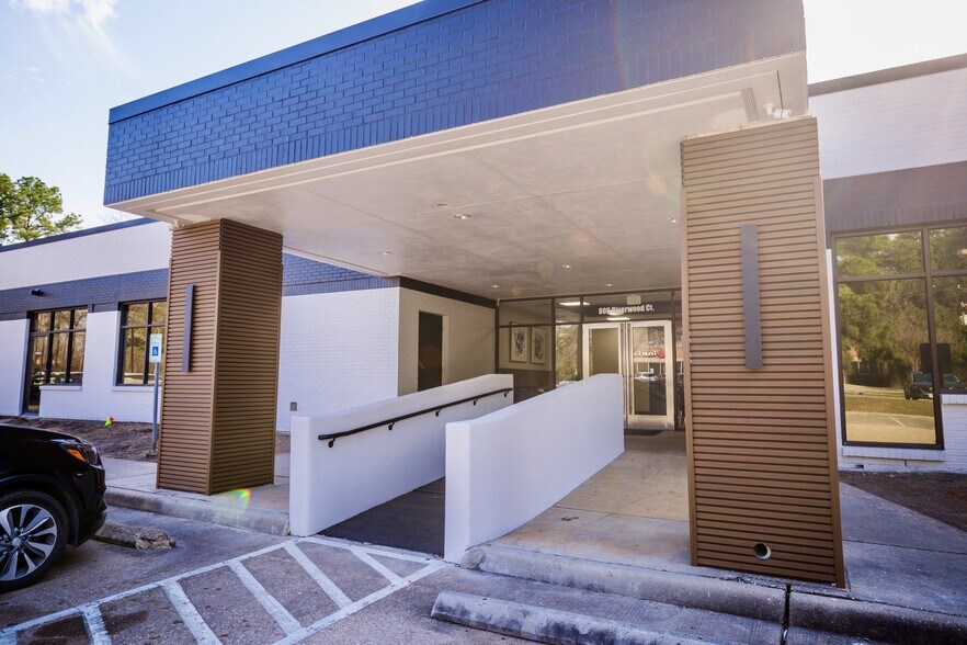 800 Riverwood Ct, Conroe, TX à louer - Photo de l’immeuble – Image 2 sur 9