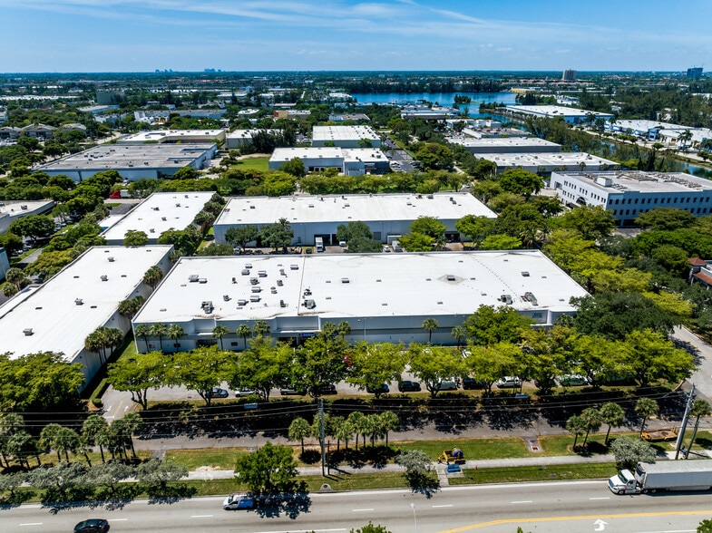 1400 NW 88th Ave, Doral, FL à louer - Photo de l’immeuble – Image 3 sur 3