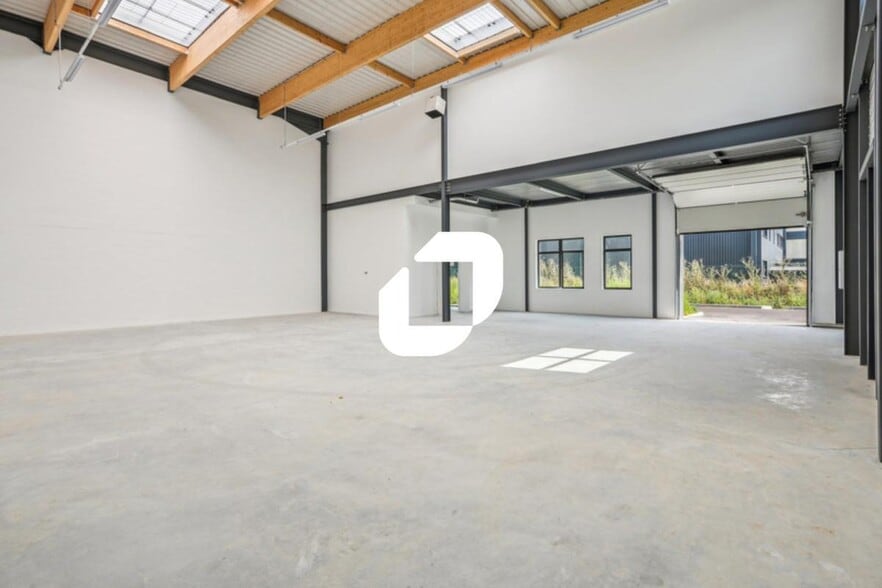 Local d'activités dans Lieusaint à vendre - Photo intérieure – Image 1 sur 11