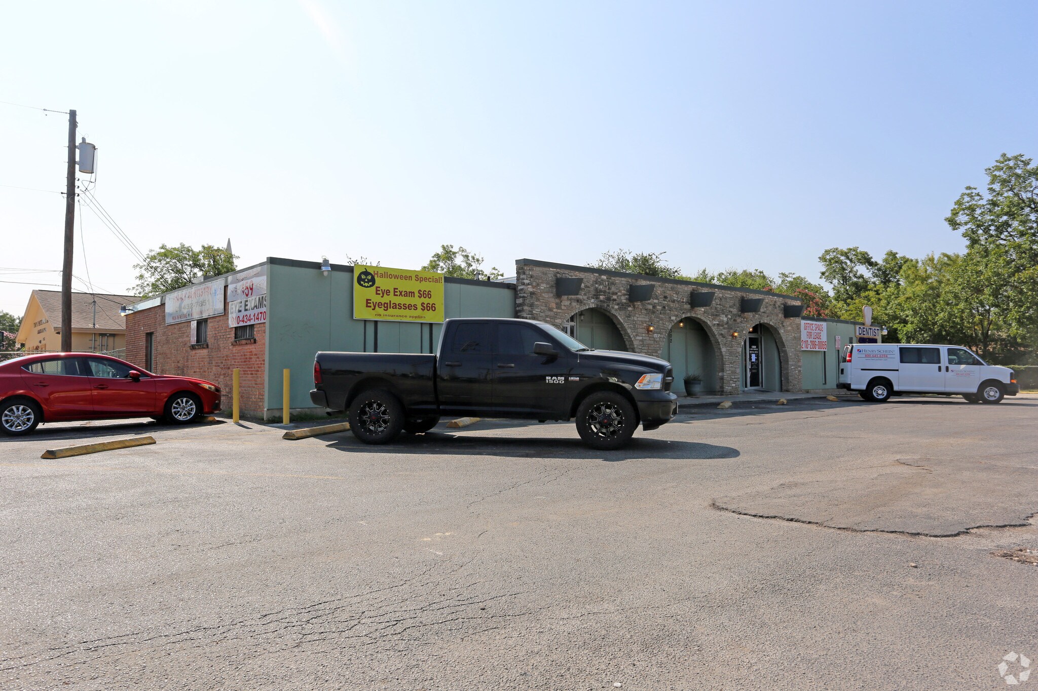 1302 S General Mcmullen Dr, San Antonio, TX à louer Photo principale– Image 1 sur 4