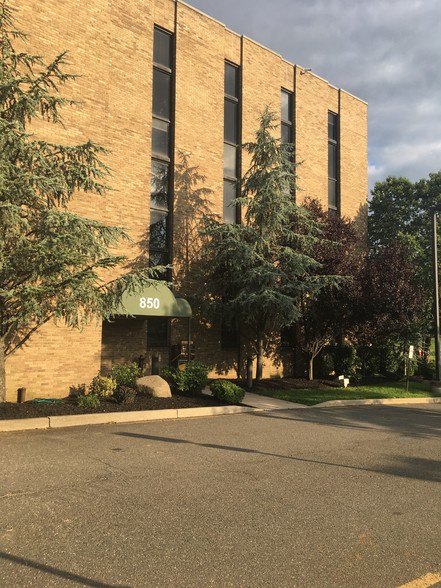 850 Carolier Ln, North Brunswick, NJ à louer - Photo de l’immeuble – Image 1 sur 1