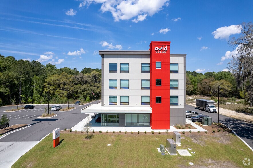 9 Gateway Blvd W, Savannah, GA à vendre - Photo de l’immeuble – Image 3 sur 7