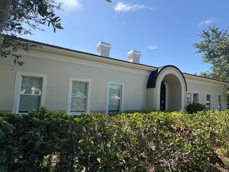 5334 Primrose Lake Cir, Tampa, FL à louer - Photo de l’immeuble – Image 3 sur 16