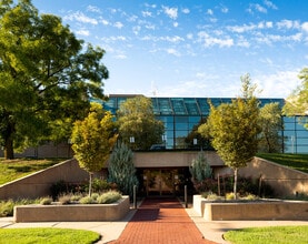 9111 E Douglas Ave, Wichita, KS à louer Photo de l’immeuble– Image 1 sur 10