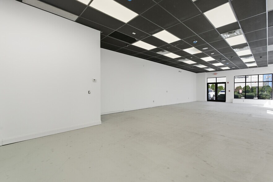 2437 Merrick Rd, Bellmore, NY à louer - Photo de l’immeuble – Image 2 sur 15