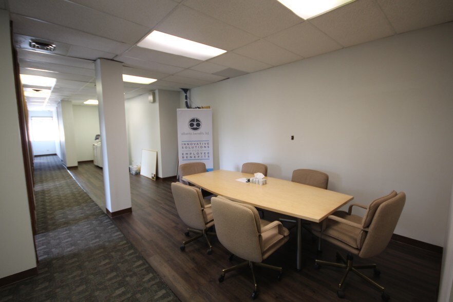 10235 124th St, Edmonton, AB à louer - Photo de l’immeuble – Image 3 sur 33