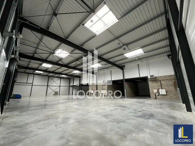 Plus de détails pour Local d’activités à vendre