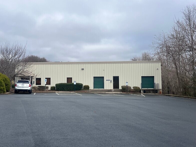 2345 Hunters Way, Charlottesville, VA à louer - Photo de l’immeuble – Image 1 sur 4