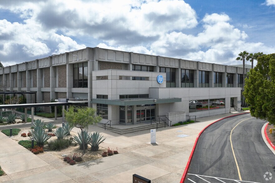 16399 W Bernardo Dr, San Diego, CA à louer - Photo de l’immeuble – Image 1 sur 6
