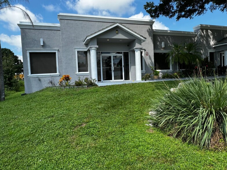 3226 N Falkenburg Rd, Tampa, FL à vendre - Photo de l’immeuble – Image 3 sur 20