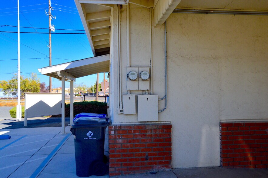 705/717 Pine Street, Red Bluff, CA 96080 portefeuille de 2 biens à vendre sur LoopNet.fr - Photo de l’immeuble – Image 3 sur 15
