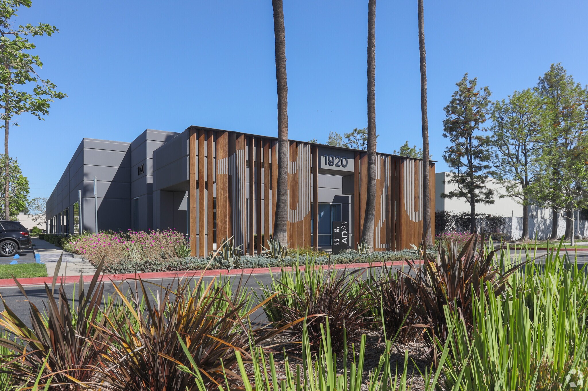 1932 E Deere Ave, Santa Ana, CA à louer Photo principale– Image 1 sur 16