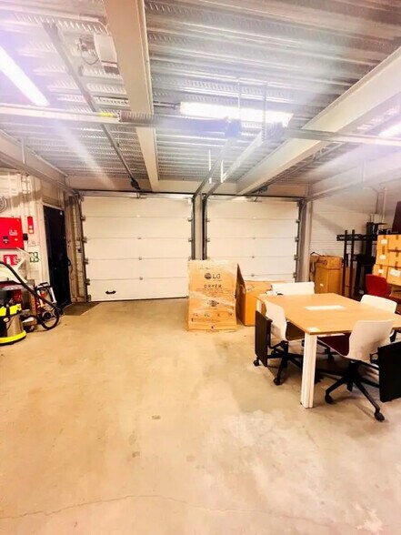 Local d'activités dans Crespières à vendre - Photo de l’immeuble – Image 2 sur 13