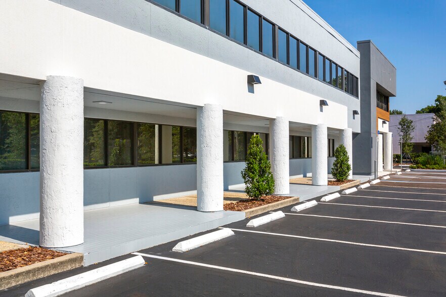 140 N Westmonte Dr, Altamonte Springs, FL à louer - Photo de l’immeuble – Image 3 sur 32