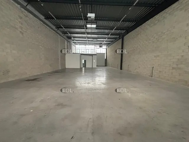 Local d’activités dans Le Coudray-Montceaux à louer - Photo de l’immeuble – Image 1 sur 8