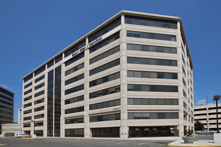 8285 Greensboro Dr, McLean, VA à louer - Photo de l’immeuble – Image 2 sur 2