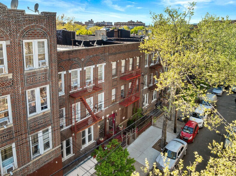 596 Wyona St, Brooklyn, NY à vendre - Photo de l’immeuble – Image 2 sur 26