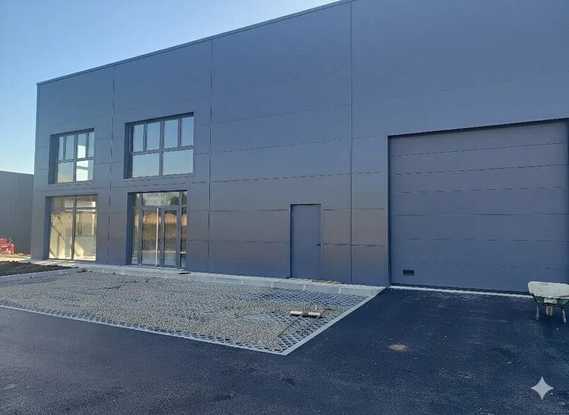 Local commercial dans Bourgoin-Jallieu à louer - Photo de l’immeuble – Image 2 sur 8