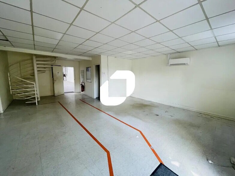 Bureau dans Pontault-Combault à louer - Photo de l’immeuble – Image 2 sur 4