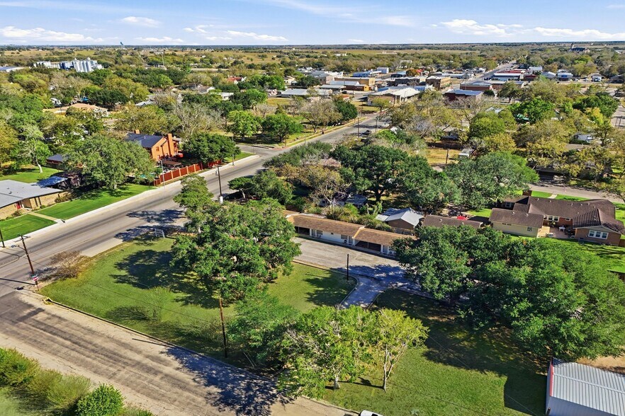 1016 N Ave E, Shiner, TX à vendre - Photo de l’immeuble – Image 3 sur 19