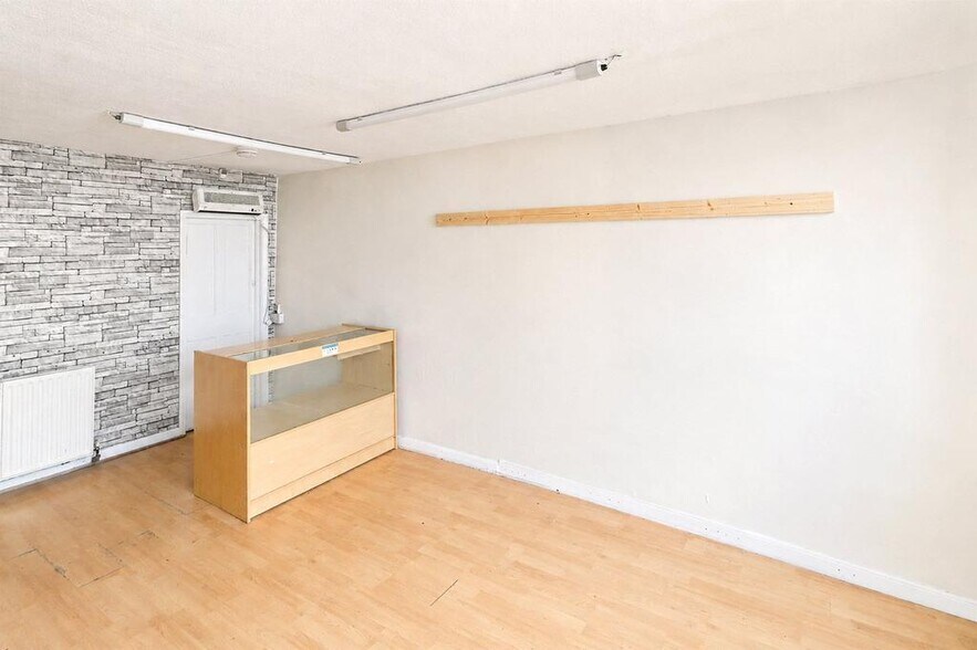 140 East St, South Molton à louer - Photo de l’immeuble – Image 3 sur 4