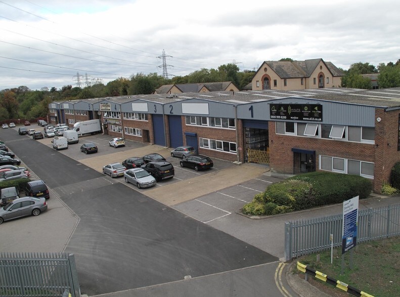 Longbridge Way, Uxbridge à louer Photo principale– Image 1 sur 13
