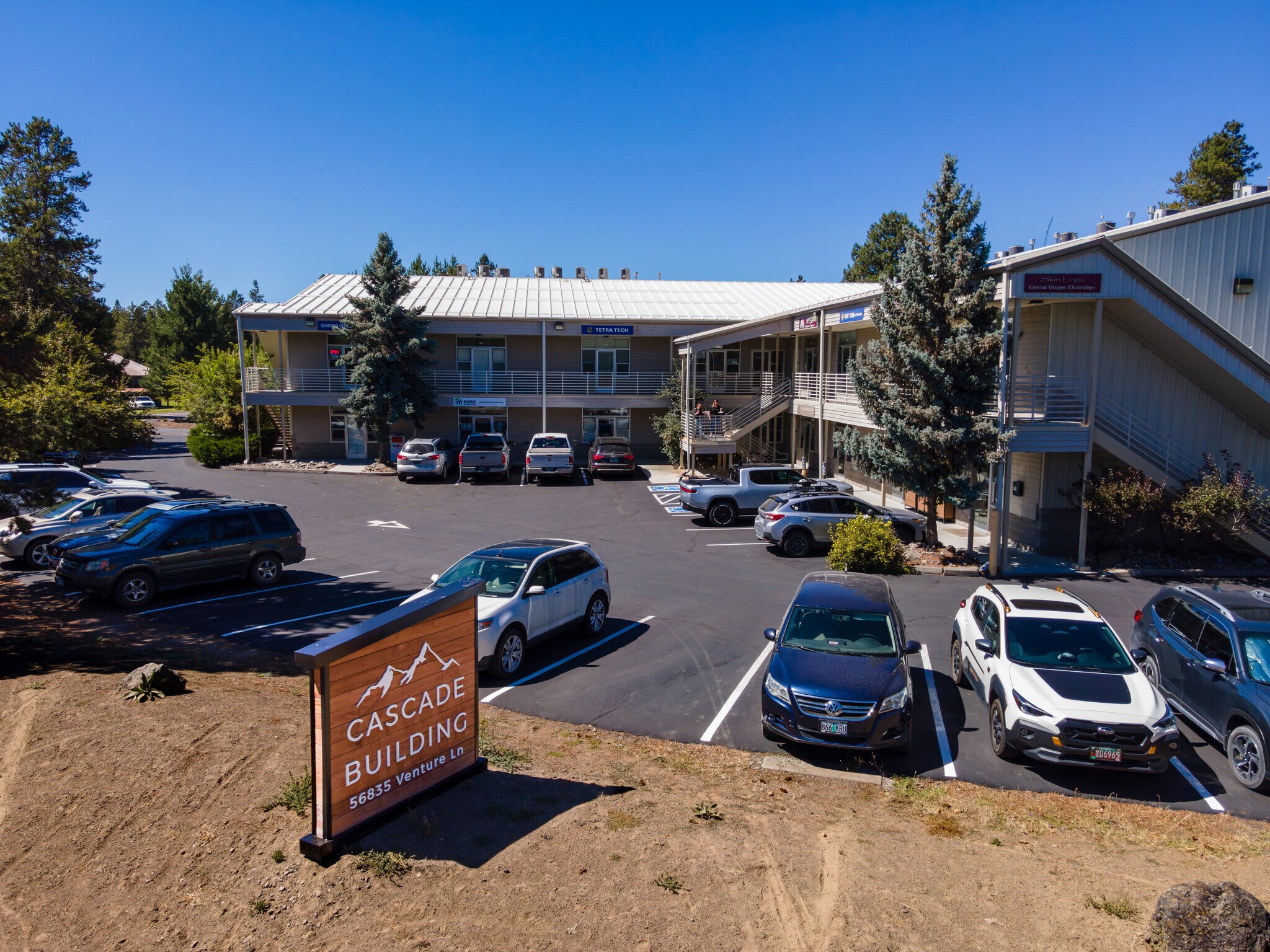 56835 Venture Ln, Sunriver, OR à louer Photo de l’immeuble– Image 1 sur 7