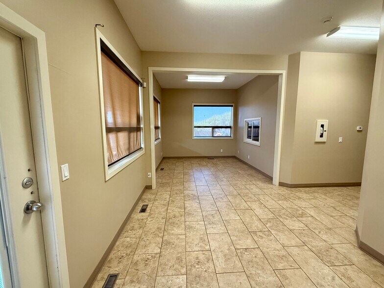 9005 127 Av NW, Edmonton, AB à louer - Photo de l’immeuble – Image 2 sur 15