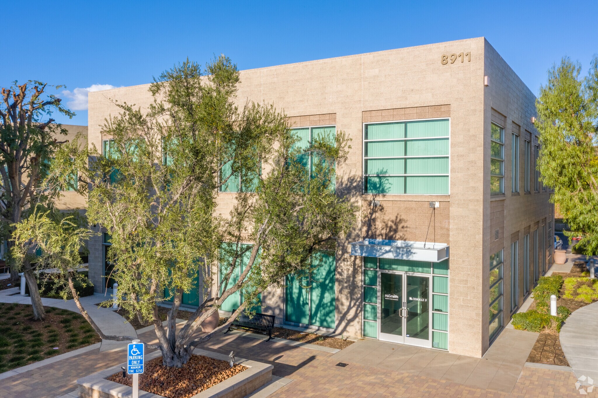 8911 Research Dr, Irvine, CA à louer Photo principale– Image 1 sur 29