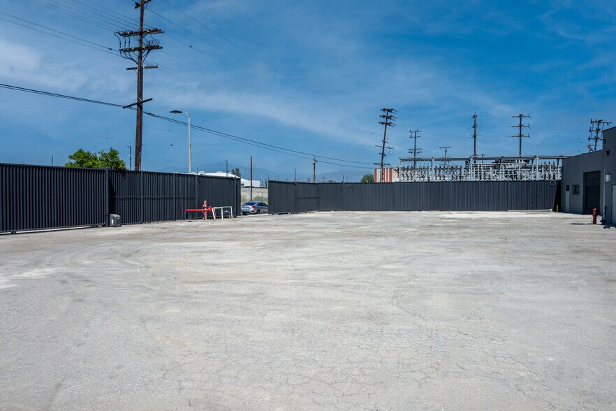 13340 Raymer St, North Hollywood, CA à vendre - Photo de l’immeuble – Image 2 sur 4