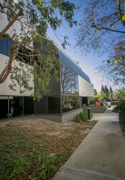 6089 Bristol Pky, Culver City, CA à louer - Photo de l’immeuble – Image 3 sur 20