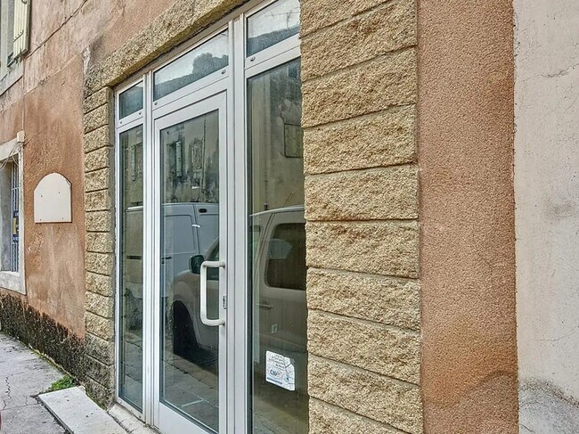 Plus de détails pour 12 Rue Michelet, Roquemaure - Local commercial à vendre