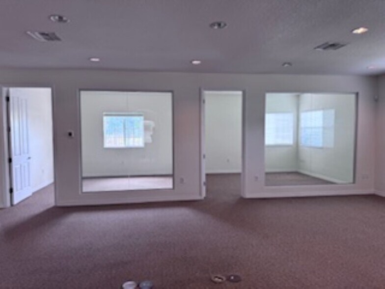 13051 W Linebaugh Ave, Tampa, FL à louer - Photo de l’immeuble – Image 3 sur 10