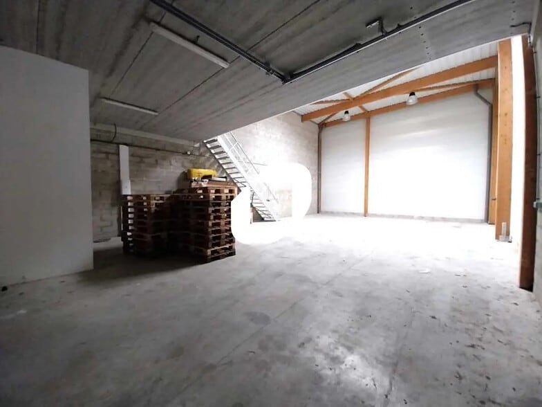 Local d’activités dans Gazeran à louer - Photo de l’immeuble – Image 3 sur 11