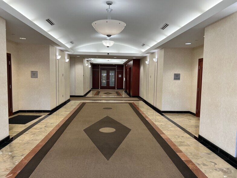 12359 Sunrise Valley Dr, Reston, VA à louer - Hall d’entrée – Image 2 sur 19