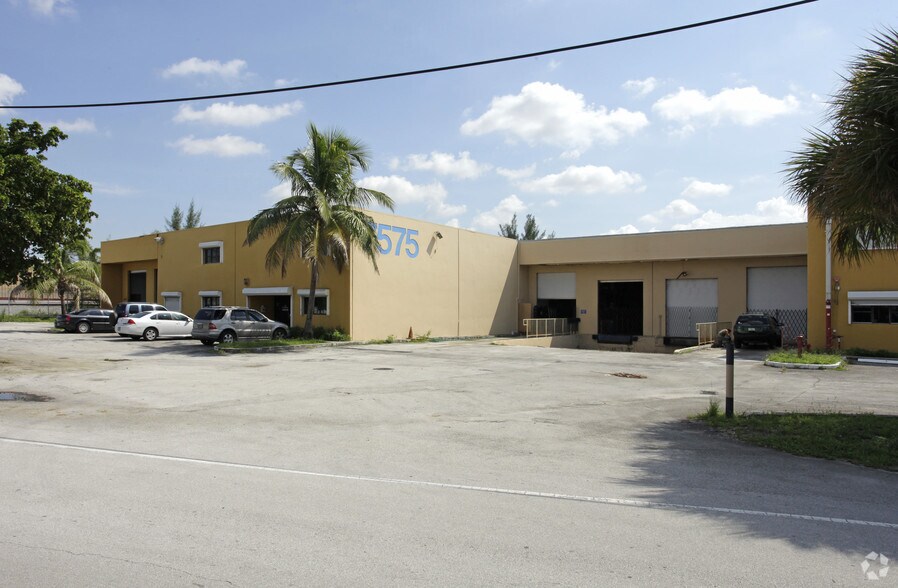 7525-7575 NW 74th Ave, Medley, FL à louer - Photo de l’immeuble – Image 2 sur 6