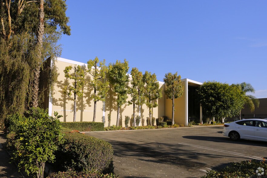 16691 Noyes Ave, Irvine, CA à vendre - Photo de l’immeuble – Image 3 sur 9