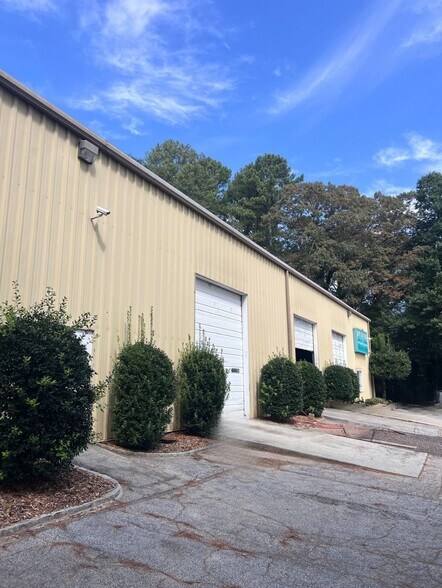 1369 Pine Cir, Stone Mountain, GA à vendre - Photo de l’immeuble – Image 2 sur 10