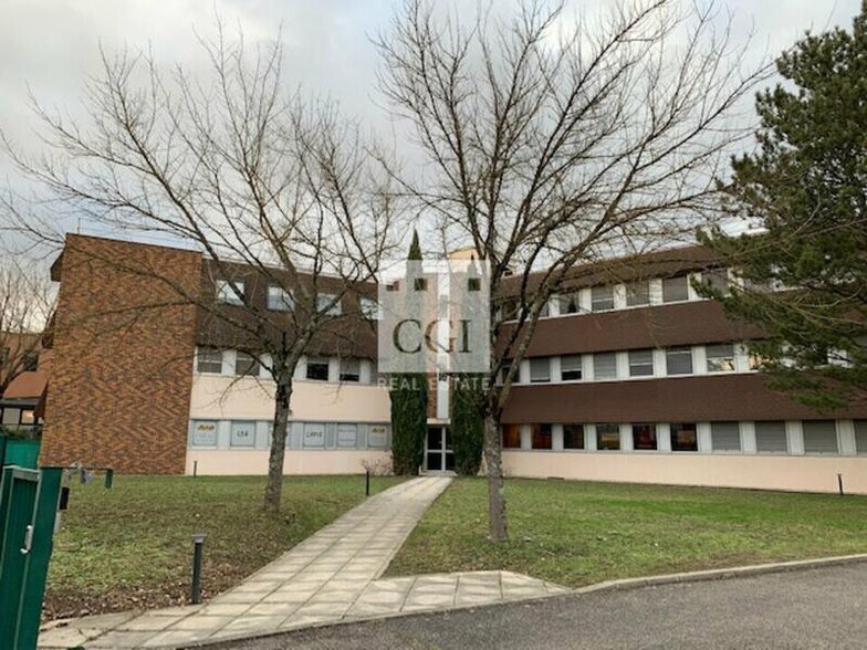 7 Rue Maryse Bastié, Bron à louer - Photo de l’immeuble – Image 1 sur 4