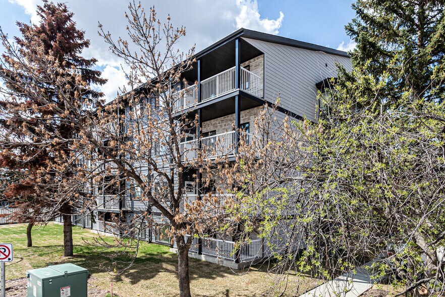 14808 26th St NW, Edmonton, AB à vendre - Photo de l’immeuble – Image 2 sur 2