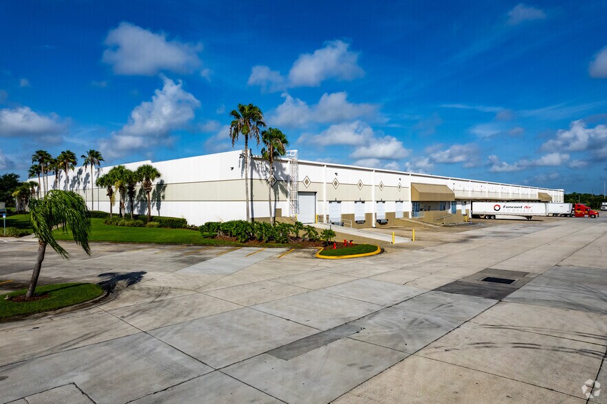 2507 Investors Row, Orlando, FL à louer - Photo de l’immeuble – Image 3 sur 33