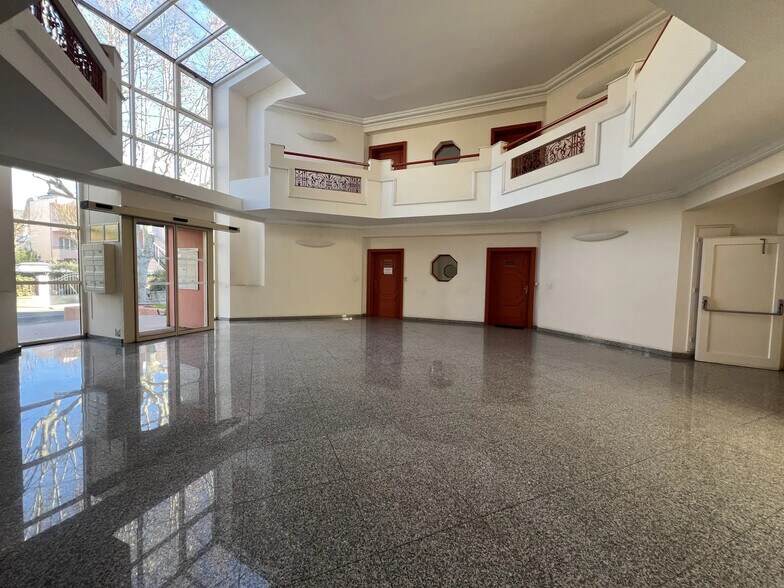 Bureau dans Draguignan à vendre - Hall d’entrée – Image 3 sur 4