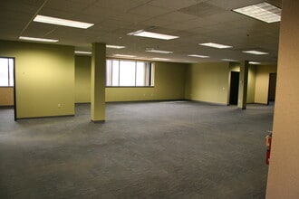 2725 S Moorland Rd, New Berlin, WI à louer Photo de l’immeuble– Image 2 sur 3