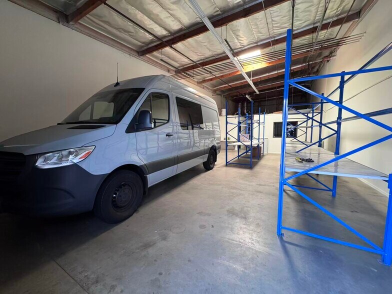 555 W Lambert Rd, Brea, CA à louer - Photo de l’immeuble – Image 3 sur 17