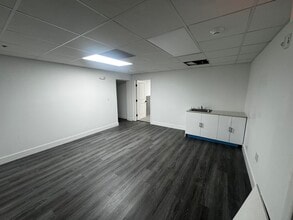 2929 NW 73rd St, Miami, FL à louer Photo intérieure– Image 2 sur 15