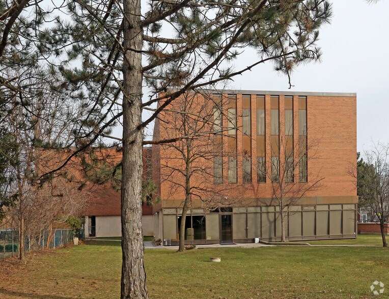 200 Finch Ave W, Toronto, ON à louer - Photo de l’immeuble – Image 3 sur 6