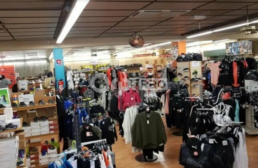 Local commercial dans Ruy-Montceau à louer - Photo de l’immeuble – Image 1 sur 7