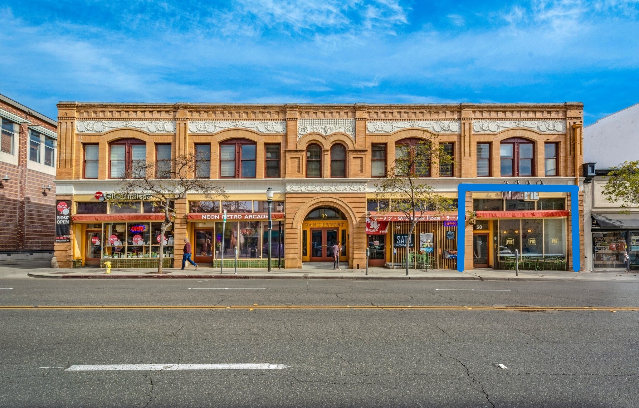 26-38 S Raymond Ave, Pasadena, CA à louer Photo de l’immeuble– Image 1 sur 16