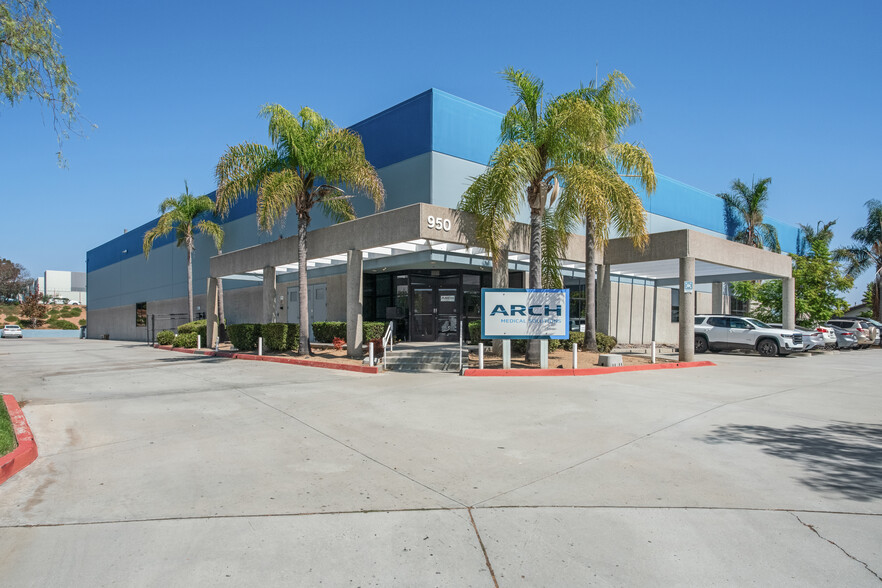 950 Borra Pl, Escondido, CA à louer - Photo de l’immeuble – Image 1 sur 7