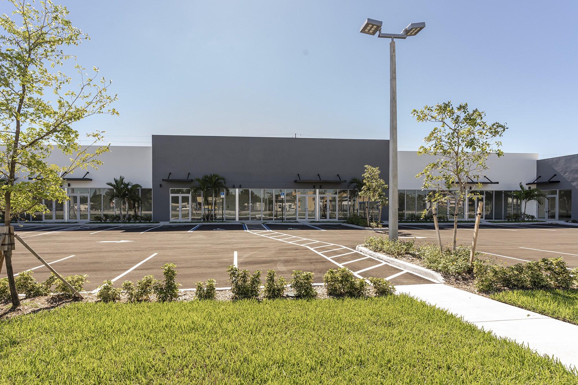 4250 W Hallandale Beach Blvd, Pembroke Park, FL à louer Photo principale– Image 1 sur 36
